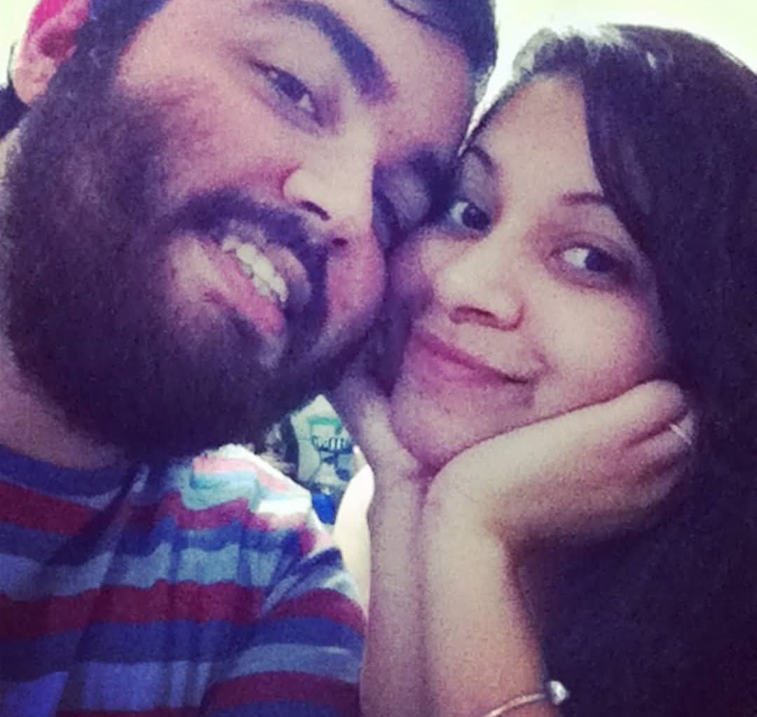 Uma lembrança de Lucas e Monalisa, sorrindo juntos